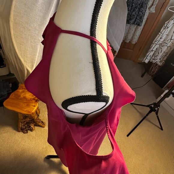 Cooper & Ella Womens Dress Sz M Raspberry Saga Ruffle Cold shoulder - Picture 8 of 11